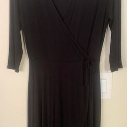Black Casual Dress Sz. Women’s Large. V-neck With a  ute Scalloped  Edge. 