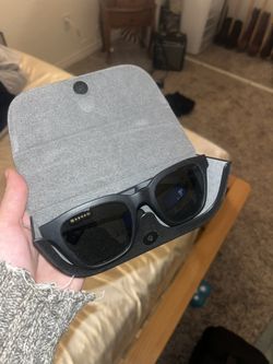 Bluetooth sunglasses case and charger