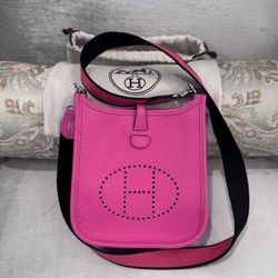 💖 Hermès Evelyne TPM Gen III – Clemence Leather – Magnolia with Black/Pink Strap