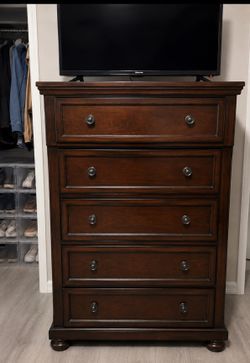 Ashley Porter Bedroom Set – Chest & Dresser with Mirror – Excellent Condition