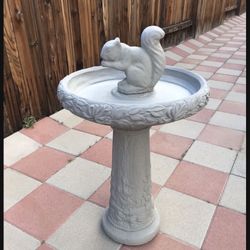 New Bird Bath Made Out Of Cement Perfect Gift 