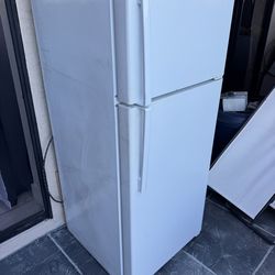 GE Refrigerator with Ice Maker – Works Great – Clean