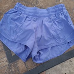 Lululemon Hotty Hot Size 4, 2.5"