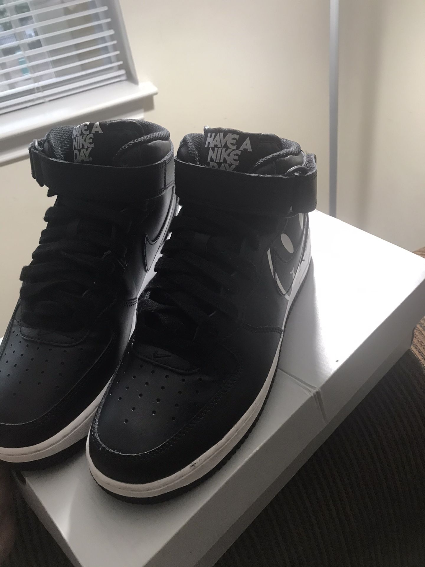 Mid Black Air Force one (Have a Nike day )