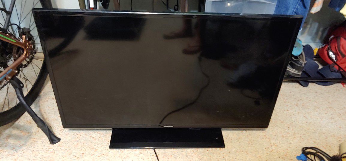 Samsung 40 Inch Led Like New With Roku Stick With All The Best Apps 