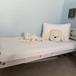 Toddler Bed w/mattress 