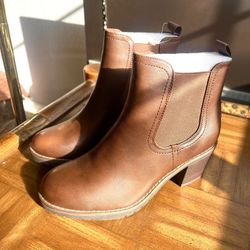Women Boots Size 8.5 needs to be gone