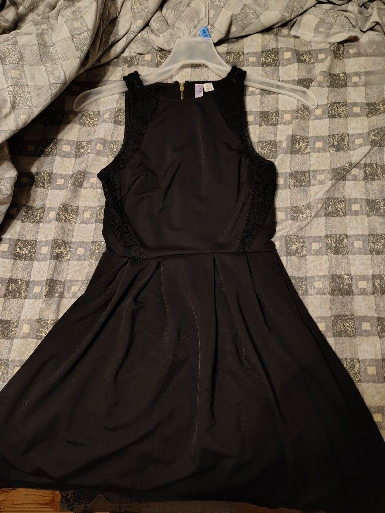 Size Small Black Dress With Lace Shoulders 🖤