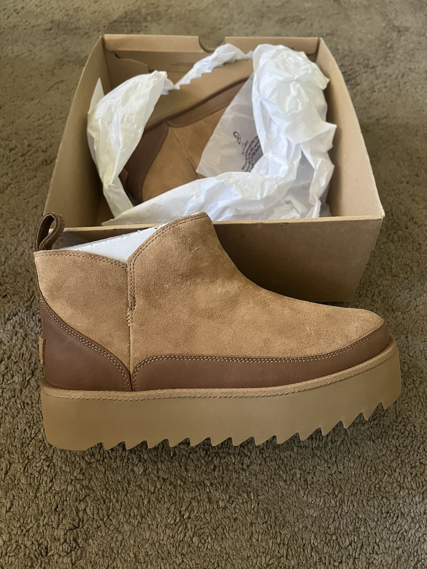 Uggs Size 8 (NEW)