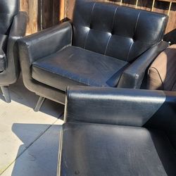 4 Beautiful Chairs Wide Super Comfortable All In New Condition Dont Miss Out