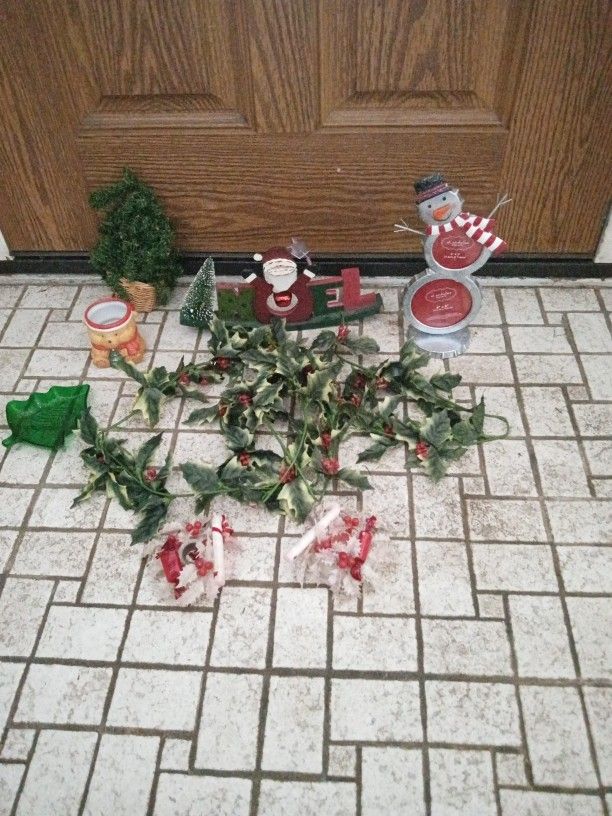 Miscellaneous Christmas Decorations For One Low Price