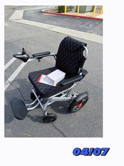 Foldable electric wheelchair