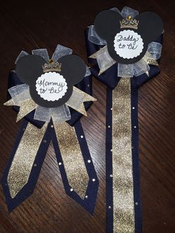 Mommy to be pin and daddy tie