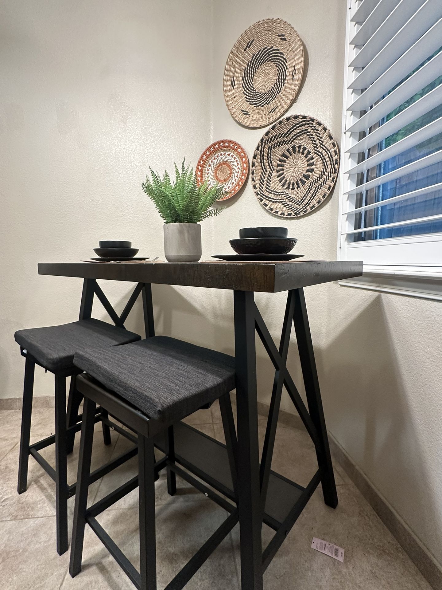 150- Decor And Dining Table
