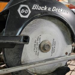 Black And Decker Saw Speed Of 7,000 7 1/4" BLADE  1 1/2 HP