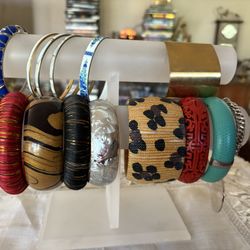 15 Vintage Bracelets With Stand