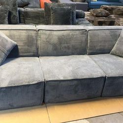 BRAND NEW SECTIONAL COUCH