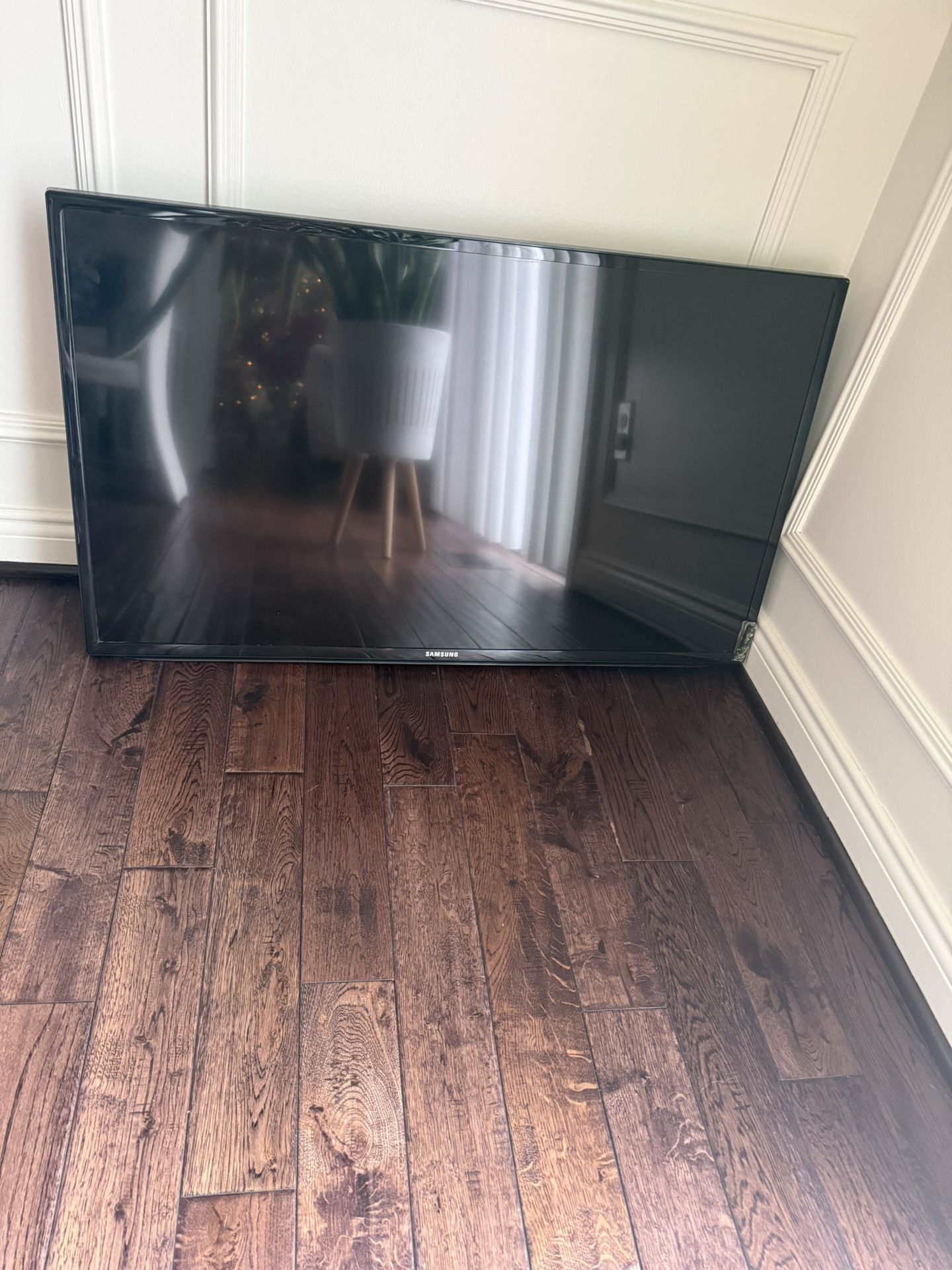 Samsung Tv 43” (not Smart) Tv Stand Including W/ Remote