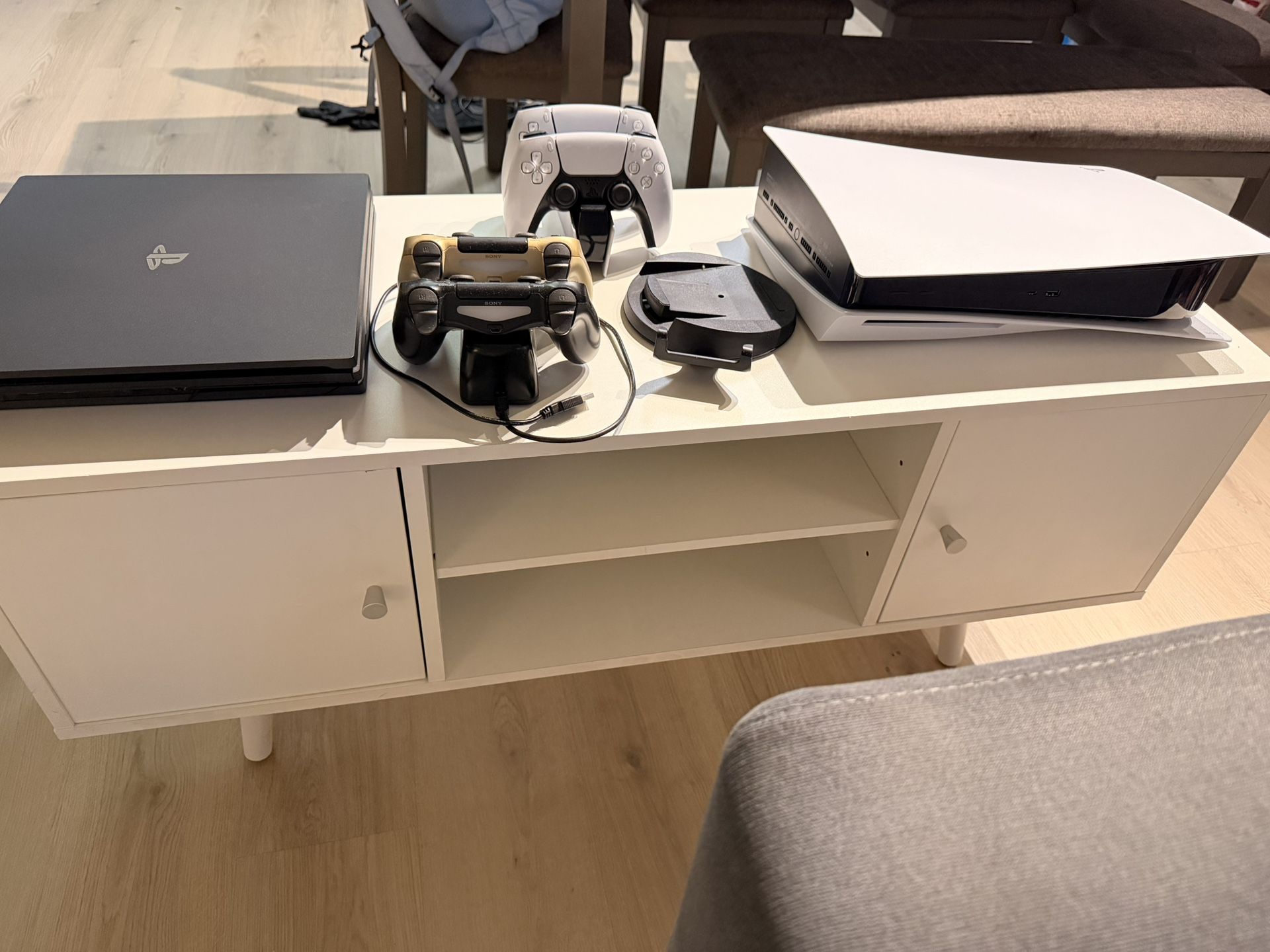 PS5, PS4, Mueble De TV Blanco Y TV.