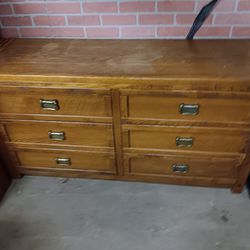 Good Condition Oak Wood Dresser 