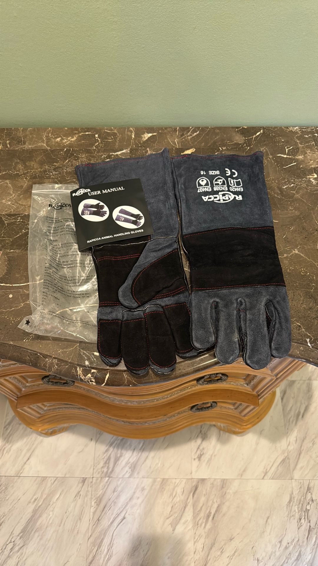 Rapicca Animal Handling Gloves