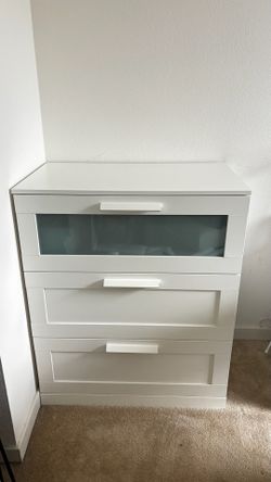 3-drawer dresser,