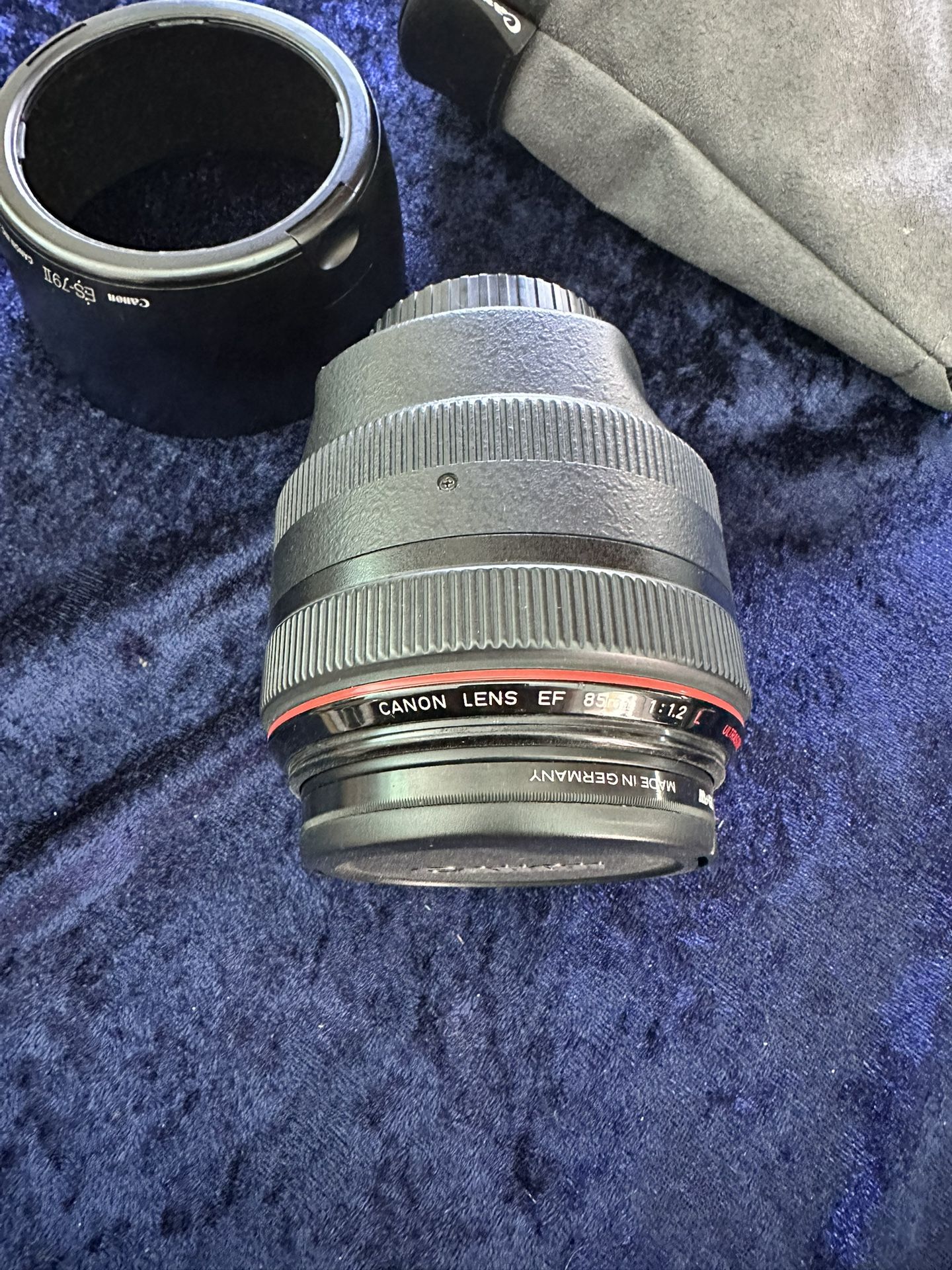 canon lens 85 mm EF 1.2 with filter, shade and bag