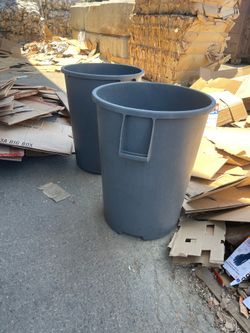 32-Gallon Containers/Contenedores De 32 Galones