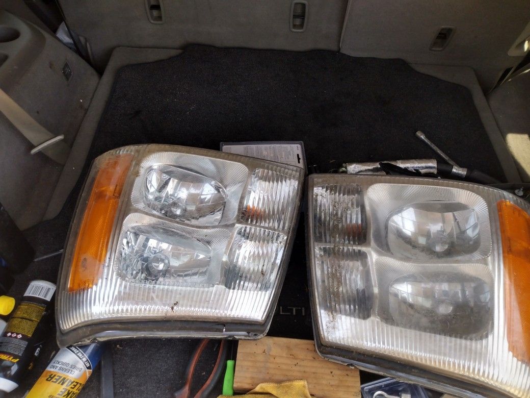 2002-2006 Cadillac Escalade Headlights