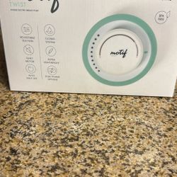 Motif twist breast Pump