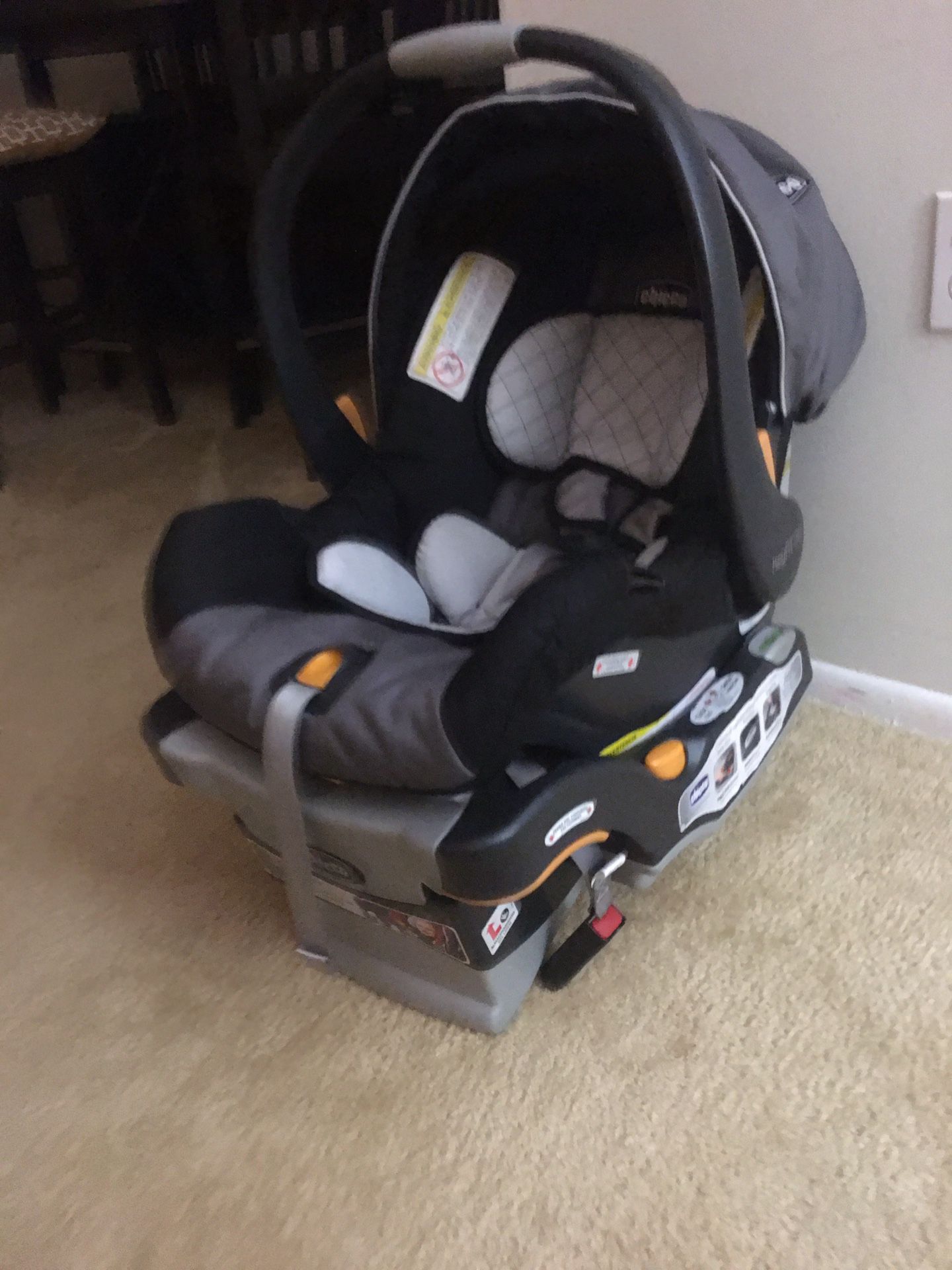 CHICCO car seat 💺 and base $70