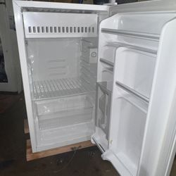 Magic Chef 4.2 Cu Feet. Freezer On Top Makes Ice 