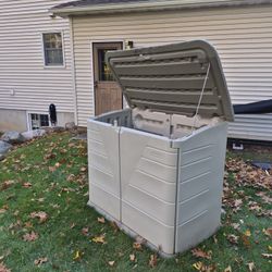 Rubbermaid 2 ft. 7 in. x 5 ft. Horizontal Resin Storage Shed