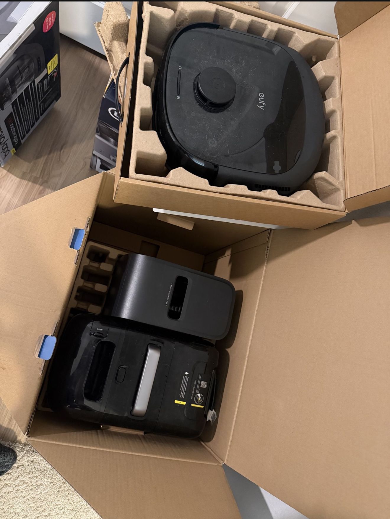 Vacuum and mop robot with shampooer
