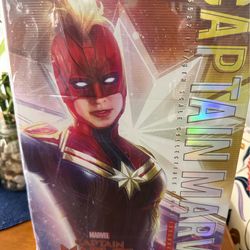 Captain Marvel by Hot toys