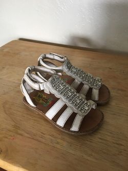 LIKE NEW 6M WHITE SANDALS
