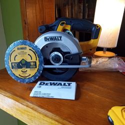 DeWalt.  20v Max.  New Circular Saw.  6  1/2".    W Blade