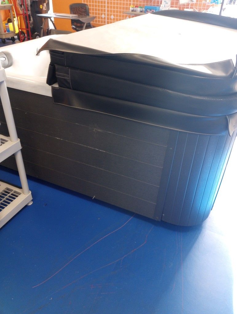 Hatana 630L Hot Tub