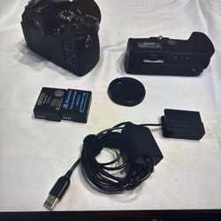 Panasonic Lykix G85 Body only + Batt Grip +batteries + Charger + AC Adapter 