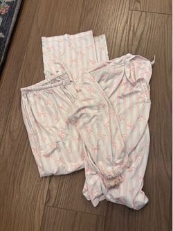 Darling ribbon/bow pattern women’s pajamas XL Located in Murray cash/Venmo. Fcfs or hold with Venmo