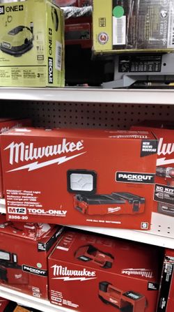MILWAUKEE PACKOUT FLOOD LIGHT W/ USB - CHARGING M12 (TOOL ONLY)
