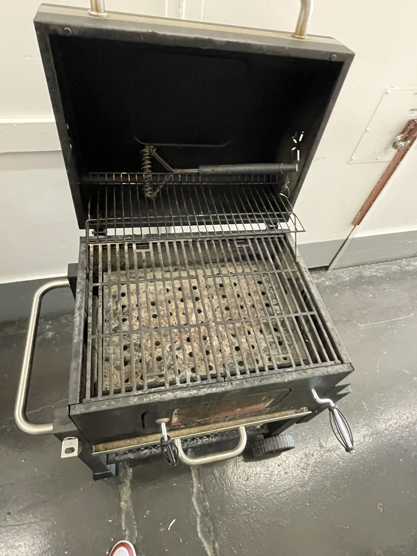 BBQ GRILL USED BUT STILL IN GOOD CONDITION