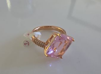 Beautiful ring laminated with pink gold with beautiful stone