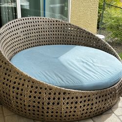 70" Wicker Outdoor Patio Daybed With Pillows