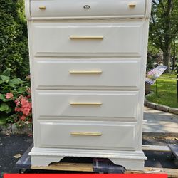 *CLASSY* Five Drawer Dresser In Cottage White Color With  Unique Gold Colored Handles 