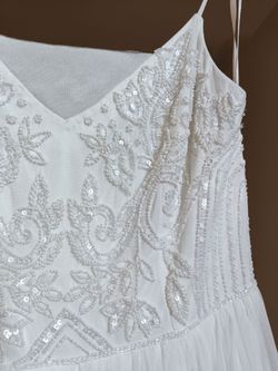 Adrianna Papell White bead embroidered dress Size 8 Ivory pleated floor length maxi

Condition is used in excellent condition

Don't miss this chance 