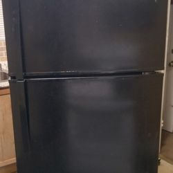 Kenmore 18.1 Cubic Ft. Refrigerator & Freezer 