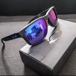 ‘2️⃣6️⃣🥳 New Oakleys  Box, Pouch Cloth All Included🥂