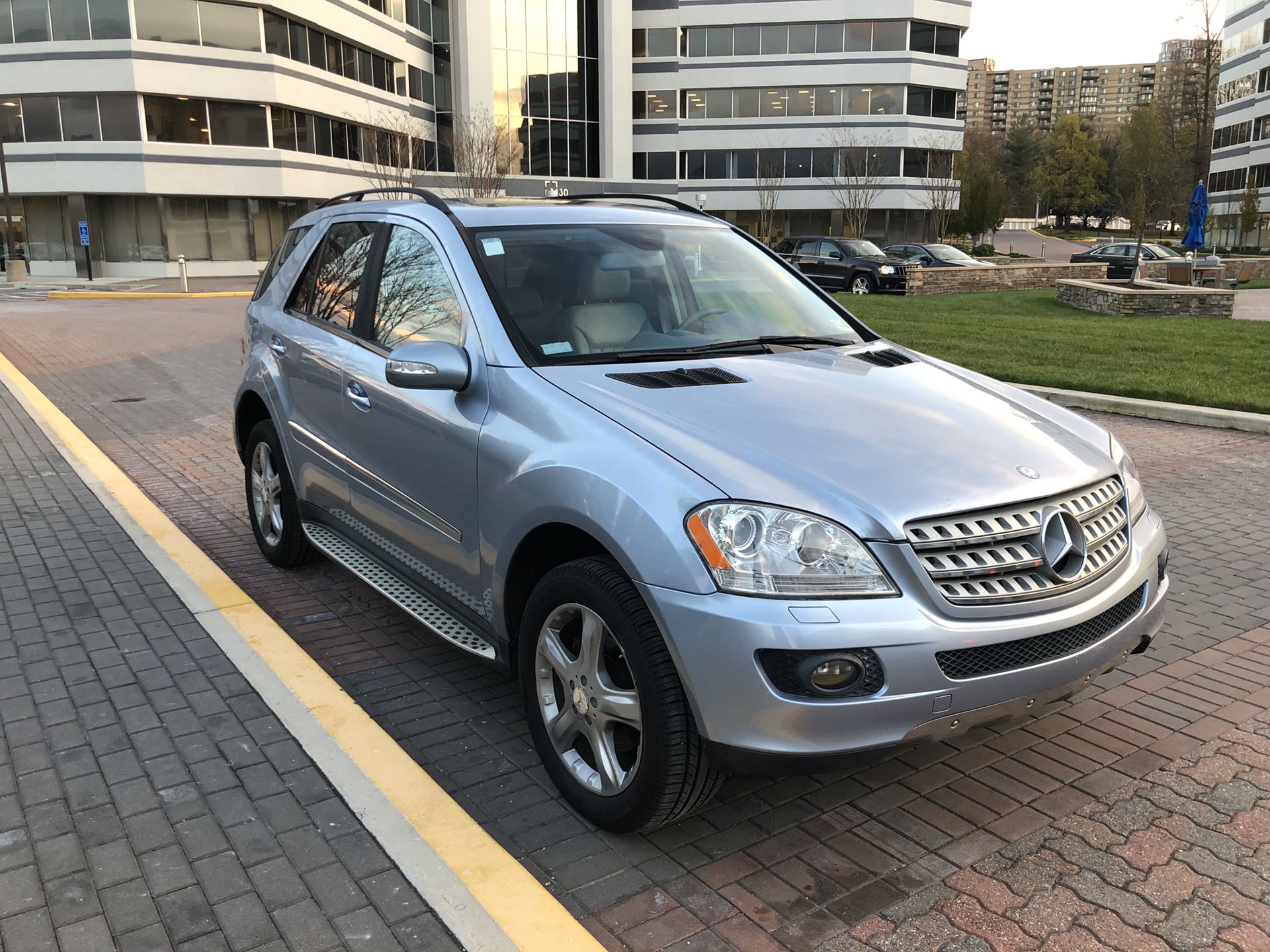 2008 Mercedes Benz ML350 , 4MATIC, Auto, Front and Rear AC, GPS, Bluetooth, Leather Seats, Heated Seats, Power Seats, Running Boards, Am/FM, CD, Tent