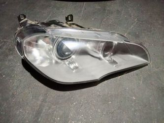 2010-2013 bmw X5 headlight (Xenon Hid) with lights bulbs and accessories OEM.